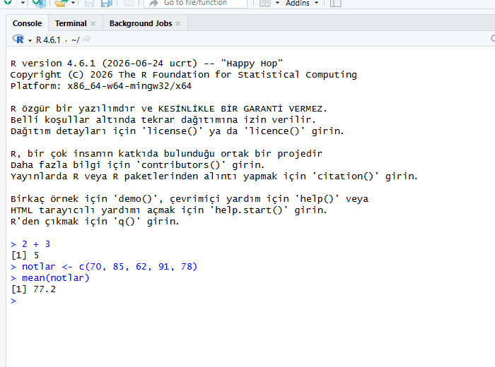 RStudio konsolunda R 4.6.1 Türkçe açılış mesajı ile toplama ve ortalama komutlarının gerçek çıktıları